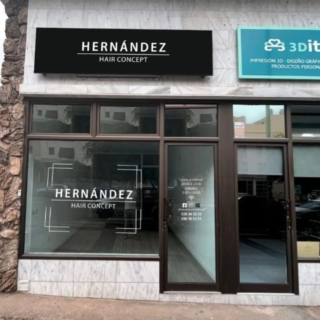 Aviso publicitario de color negro con letras blancas