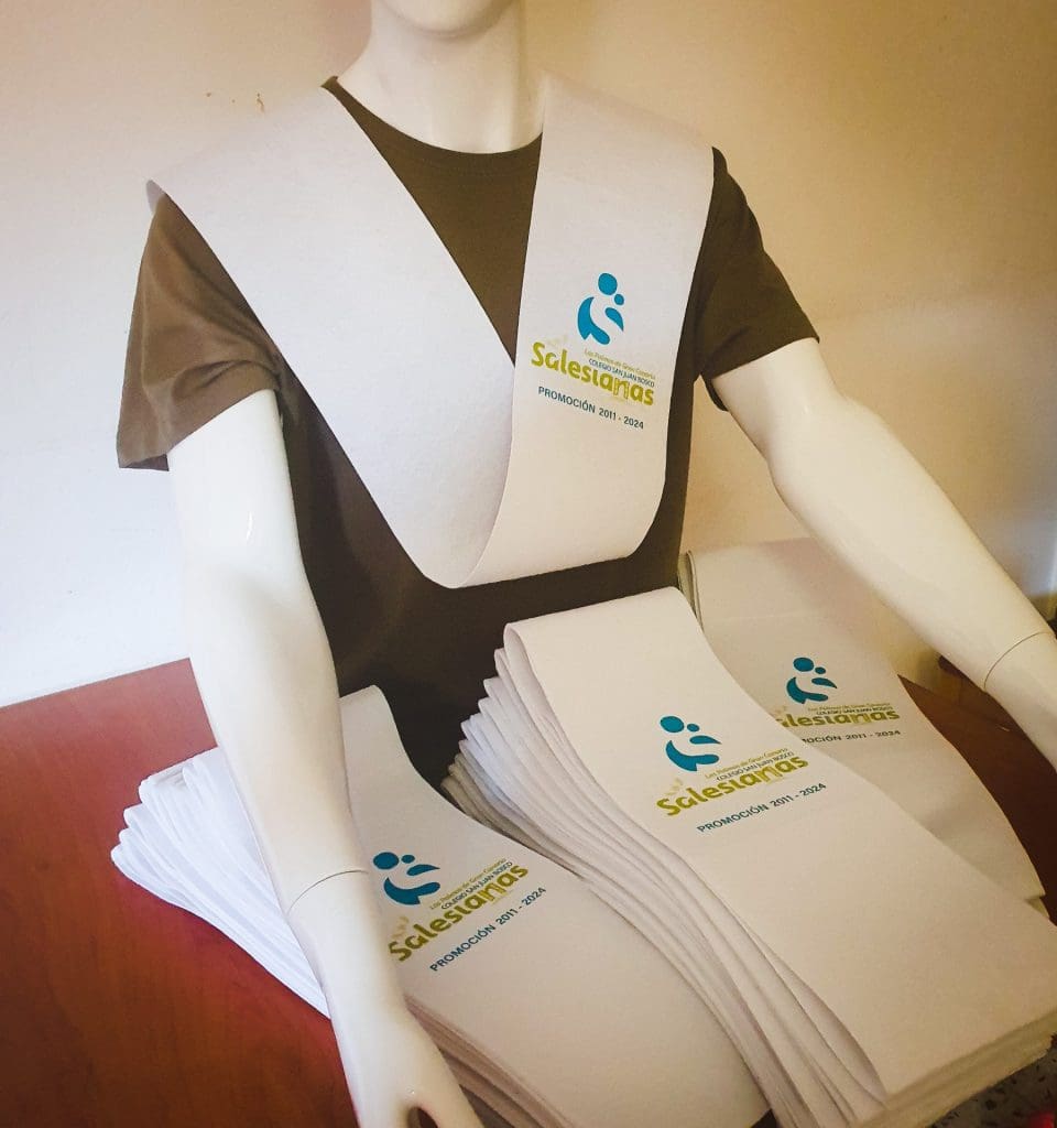 maniquíe con camiseta marron y un listón en el pecho